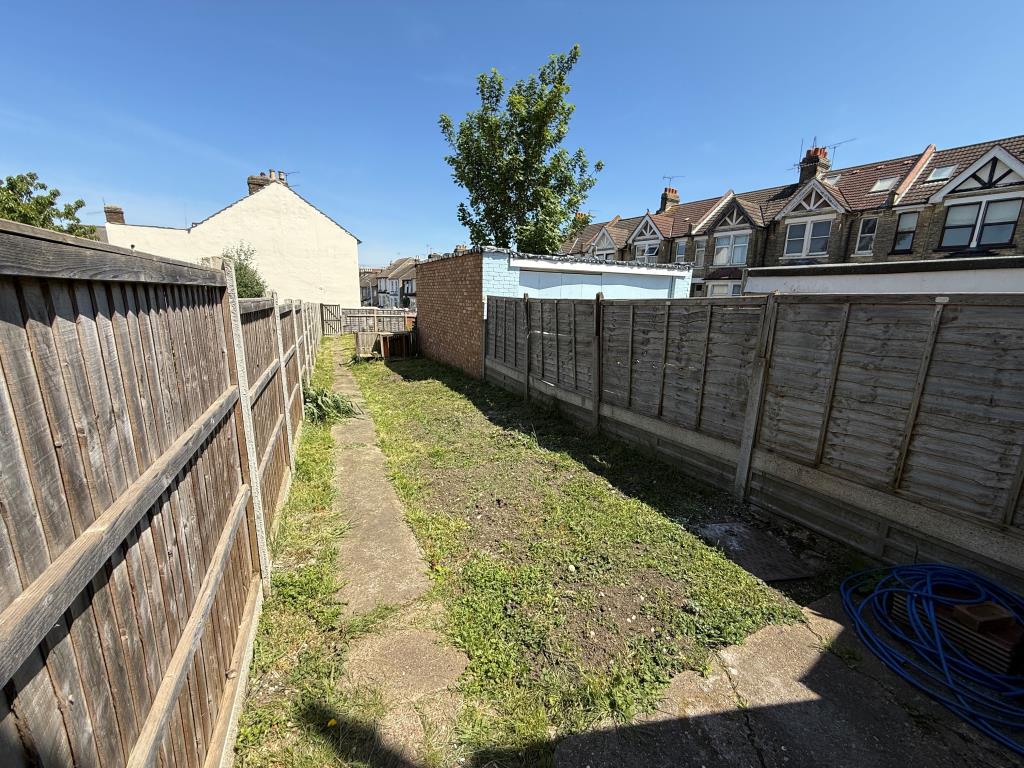 Lot: 34 - PAIR OF VACANT FLATS - Garden to rear